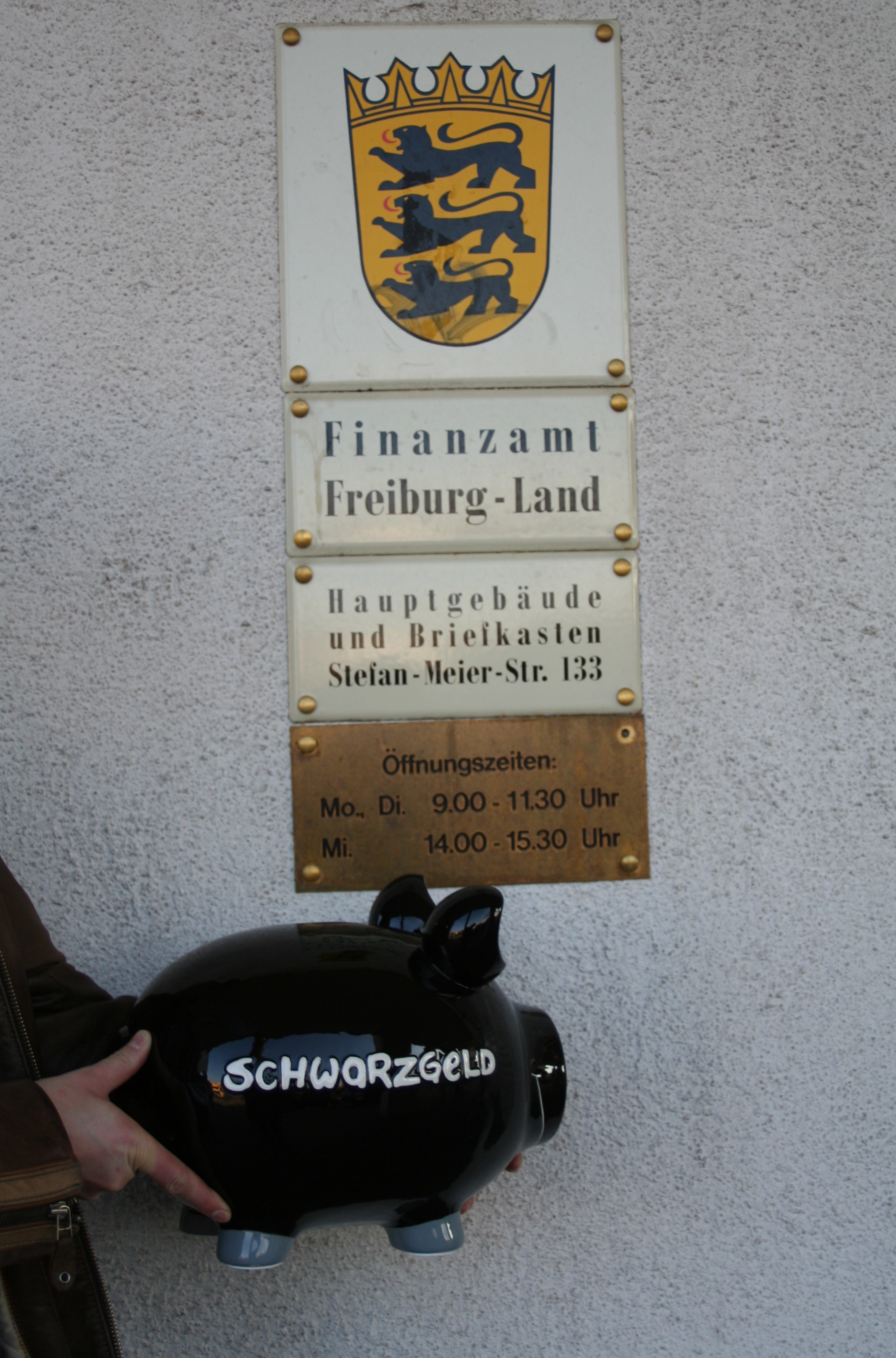 Anonymer Halter eines Schwarzgeldschweins vor dem Geb�ude der Steuerfahndungsstelle des Finanzamts Freiburg-Land in der Waldkircher Str. 55
